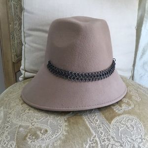 New Giovannio New York wool hat metal chain accent